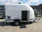 Fourgon en Polyester Niewiadów avec Porte Latérale et Rampe de Chargement – Image 2