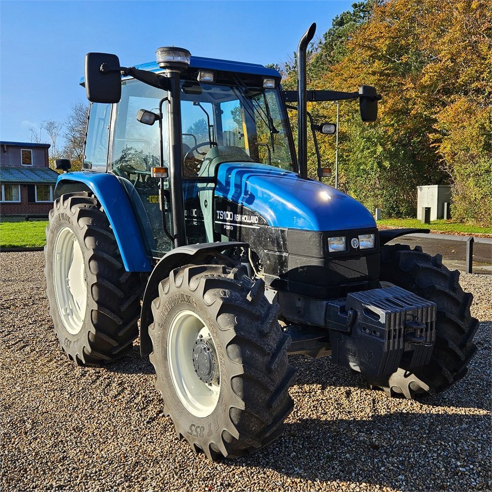 zz10.jpg Tracteur agricole New Holland TS 100 4x4 Diesel – Cabine – Image 1